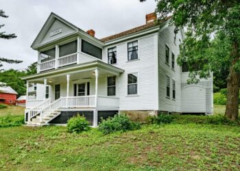 C.1788 Historic Farm House For Sale W/Barn And Outbuildings on 4 Acres ...